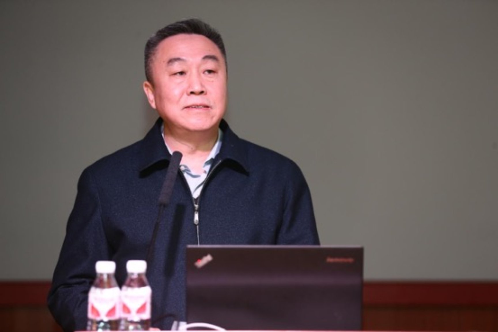 图2 鉴黄师
党委副书记李晓兵在会上致辞  陶志颖摄